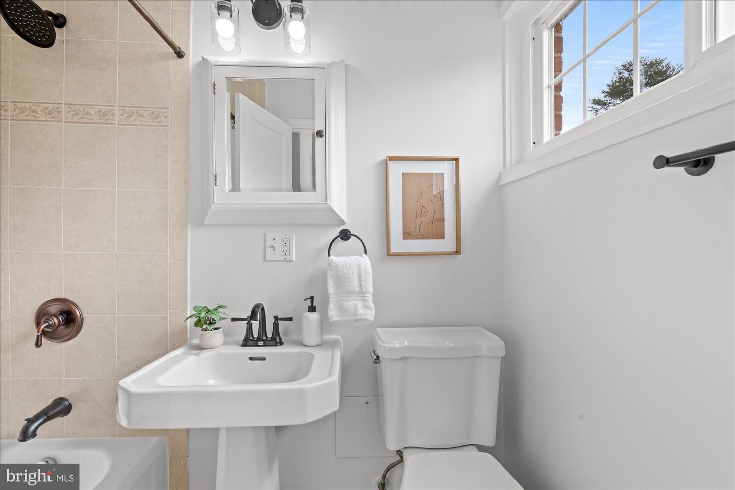 3206 GUNSTON RD, ALEXANDRIA, Virginia 22302, 2 Bedrooms Bedrooms, ,1 BathroomBathrooms,Residential,For sale,3206 GUNSTON RD,VAAX2054462 MLS # VAAX2054462