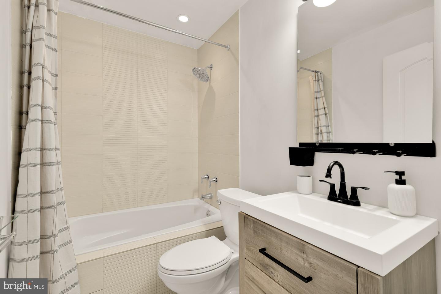 1409 G ST NE #5, WASHINGTON, District Of Columbia 20002, 3 Bedrooms Bedrooms, ,2 BathroomsBathrooms,Residential,For sale,1409 G ST NE #5,DCDC2247606 MLS # DCDC2247606 1409 G ST NE #5, WASHINGTON, District Of Columbia 20002, 3 Bedrooms Bedrooms, ,2 BathroomsBathrooms,Residential,For sale,1409 G ST NE #5,DCDC2247606 MLS # DCDC2247606