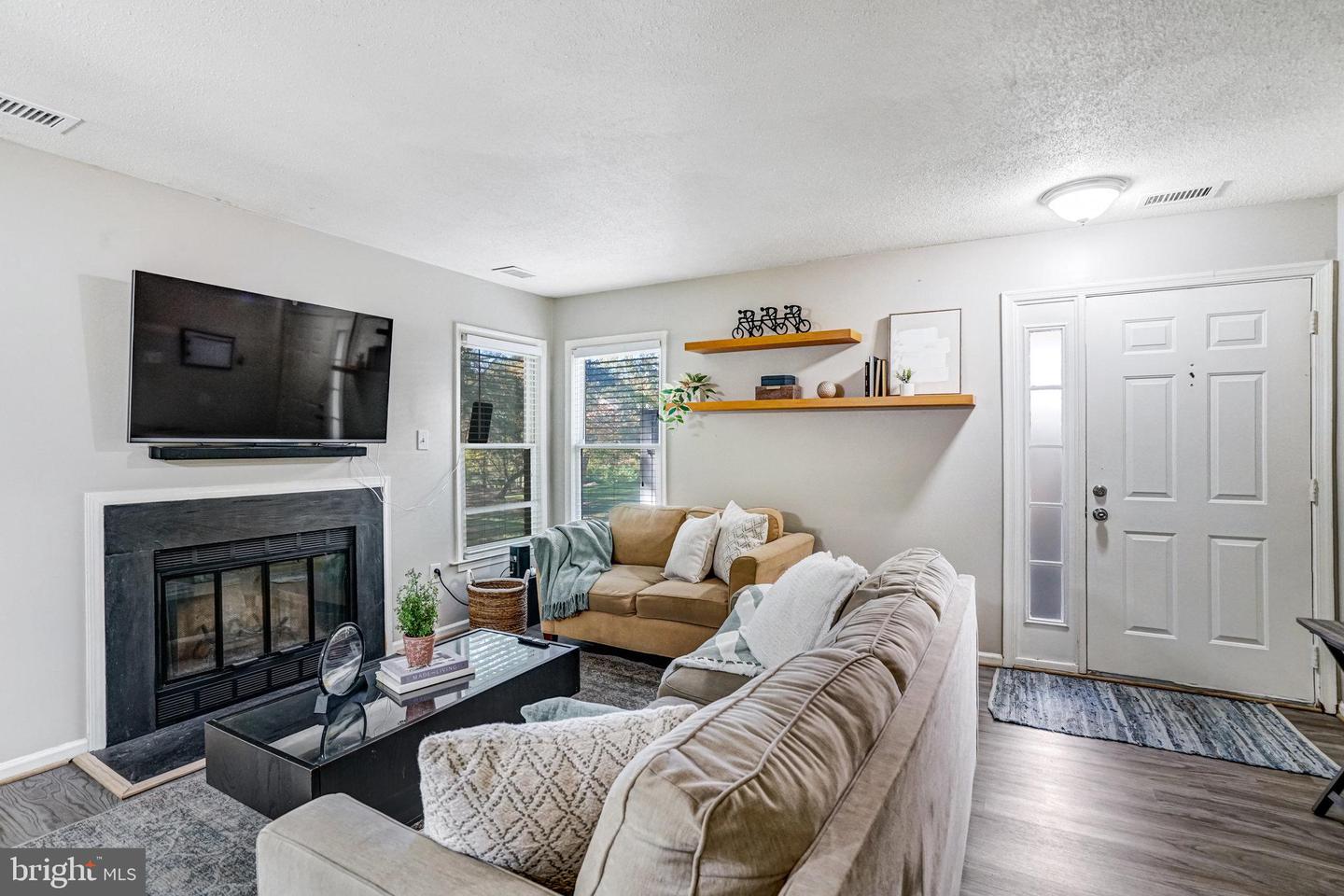 7598-L LAKESIDE VILLAGE DR #L, FALLS CHURCH, Virginia 22042, 1 Bedroom Bedrooms, 5 Rooms Rooms,1 BathroomBathrooms,Residential,For sale,7598-L LAKESIDE VILLAGE DR #L,VAFX2292652 MLS # VAFX2292652