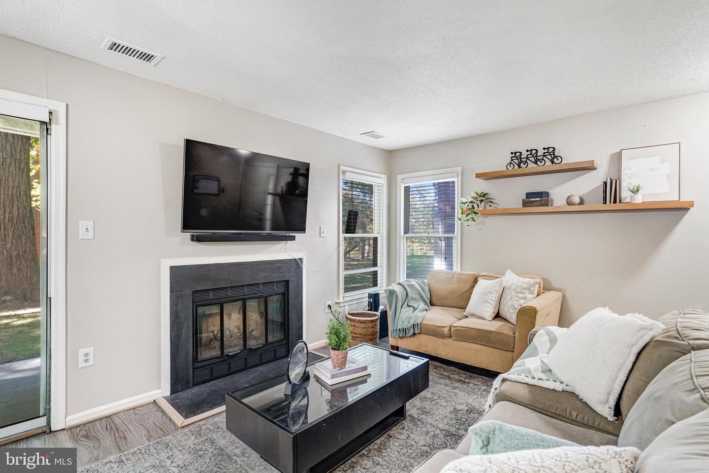 7598-L LAKESIDE VILLAGE DR #L, FALLS CHURCH, Virginia 22042, 1 Bedroom Bedrooms, 5 Rooms Rooms,1 BathroomBathrooms,Residential,For sale,7598-L LAKESIDE VILLAGE DR #L,VAFX2292652 MLS # VAFX2292652