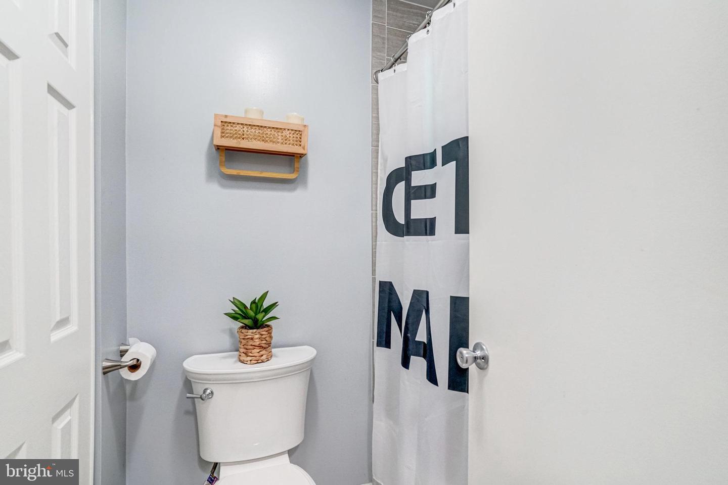 7598-L LAKESIDE VILLAGE DR #L, FALLS CHURCH, Virginia 22042, 1 Bedroom Bedrooms, 5 Rooms Rooms,1 BathroomBathrooms,Residential,For sale,7598-L LAKESIDE VILLAGE DR #L,VAFX2292652 MLS # VAFX2292652