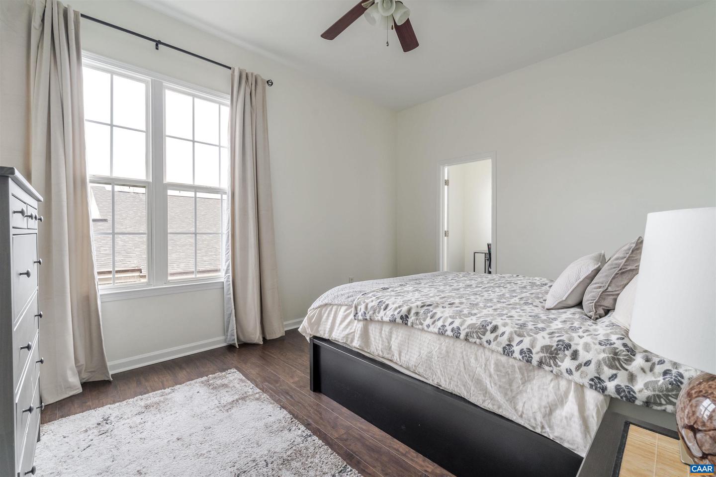 720 WALKER SQ #4B, CHARLOTTESVILLE, Virginia 22903, 1 Bedroom Bedrooms, ,1 BathroomBathrooms,Residential,For sale,720 WALKER SQ #4B,673646 MLS # 673646