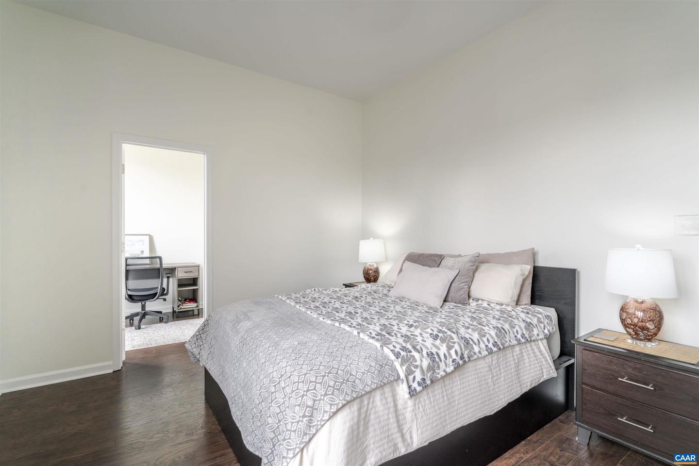 720 WALKER SQ #4B, CHARLOTTESVILLE, Virginia 22903, 1 Bedroom Bedrooms, ,1 BathroomBathrooms,Residential,For sale,720 WALKER SQ #4B,673646 MLS # 673646