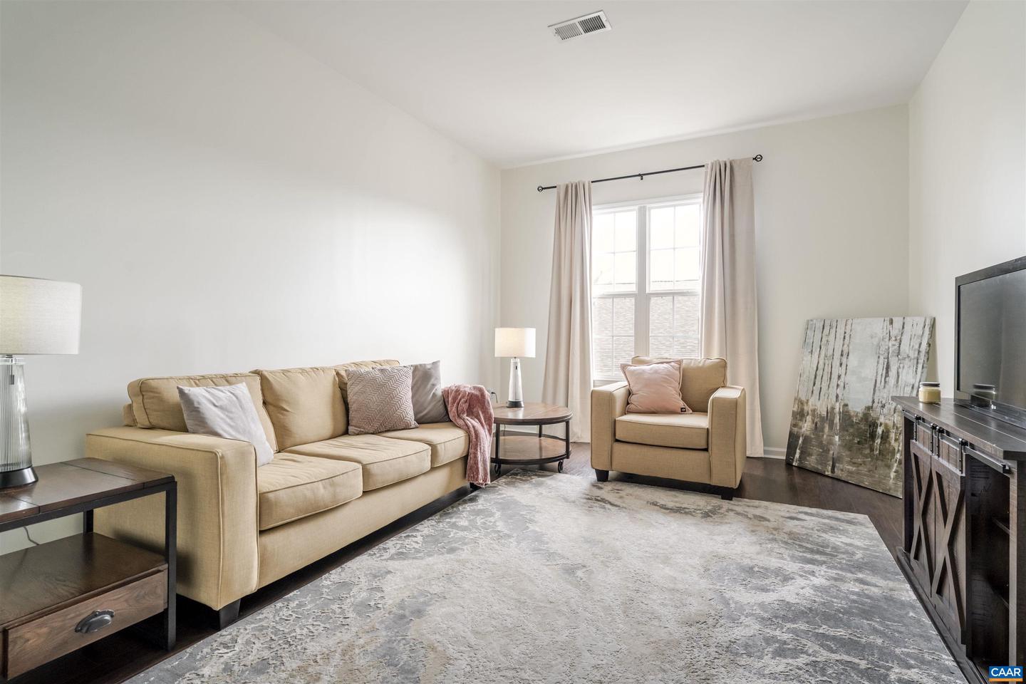 720 WALKER SQ #4B, CHARLOTTESVILLE, Virginia 22903, 1 Bedroom Bedrooms, ,1 BathroomBathrooms,Residential,For sale,720 WALKER SQ #4B,673646 MLS # 673646