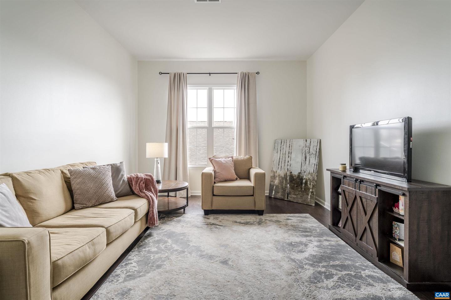 720 WALKER SQ #4B, CHARLOTTESVILLE, Virginia 22903, 1 Bedroom Bedrooms, ,1 BathroomBathrooms,Residential,For sale,720 WALKER SQ #4B,673646 MLS # 673646