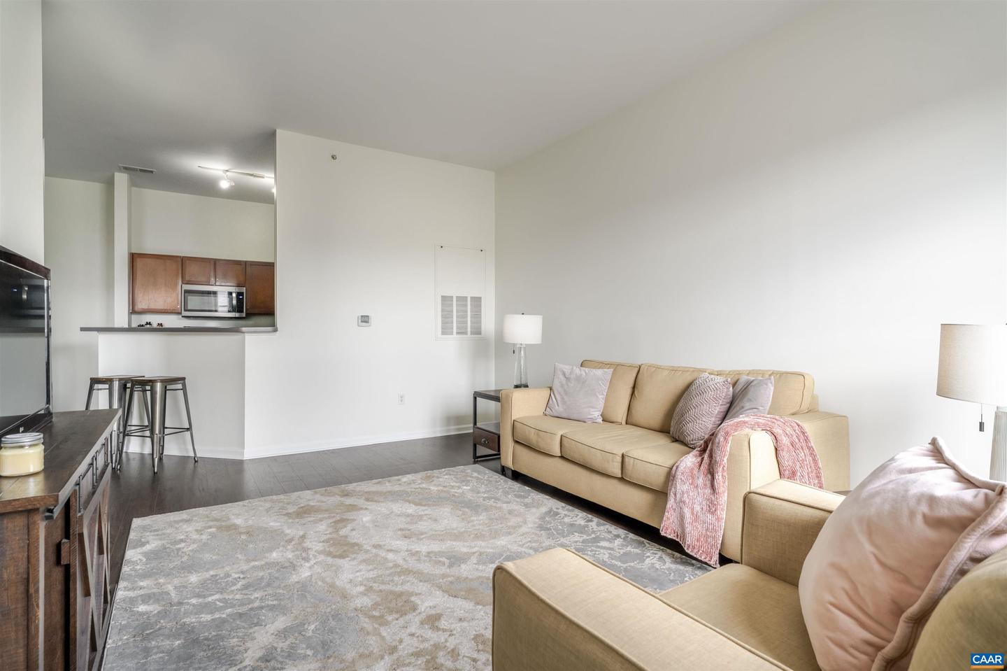 720 WALKER SQ #4B, CHARLOTTESVILLE, Virginia 22903, 1 Bedroom Bedrooms, ,1 BathroomBathrooms,Residential,For sale,720 WALKER SQ #4B,673646 MLS # 673646