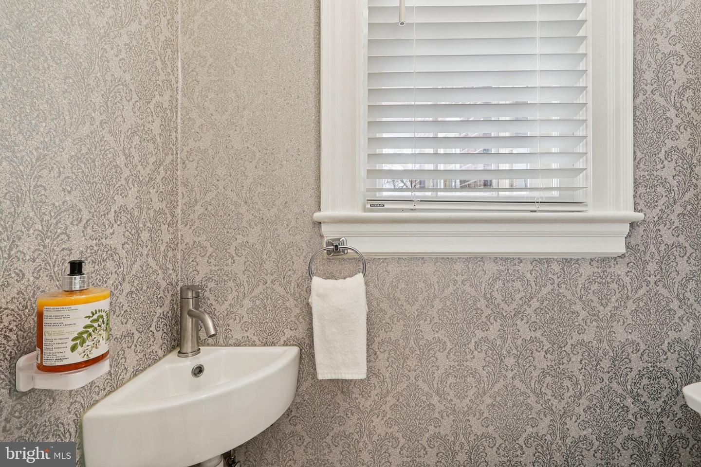 2719 N LEXINGTON ST, ARLINGTON, Virginia 22207, 3 Bedrooms Bedrooms, ,2 BathroomsBathrooms,Residential,For sale,2719 N LEXINGTON ST,VAAR2065988 MLS # VAAR2065988