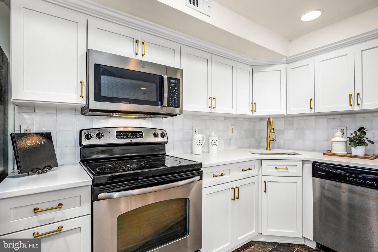 516 4TH ST NE #101, WASHINGTON, District Of Columbia 20002, 2 Bedrooms Bedrooms, ,1 BathroomBathrooms,Residential,For sale,516 4TH ST NE #101,DCDC2231906 MLS # DCDC2231906