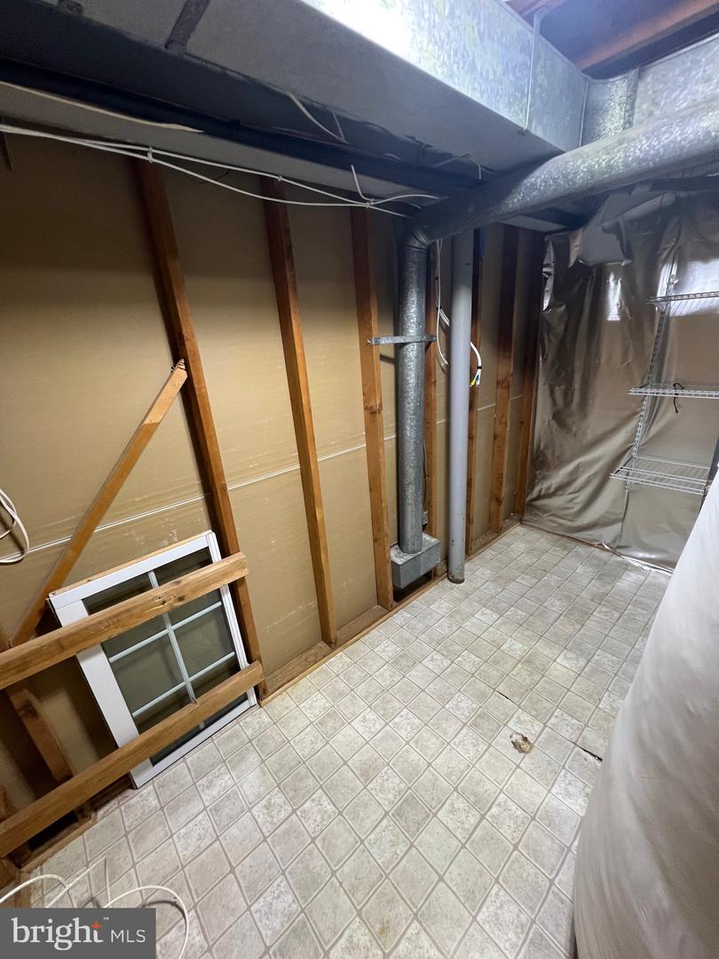 401 MOOREFIELD RD SW, VIENNA, Virginia 22180, 4 Bedrooms Bedrooms, ,3 BathroomsBathrooms,Residential,For sale,401 MOOREFIELD RD SW,VAFX2280812 MLS # VAFX2280812