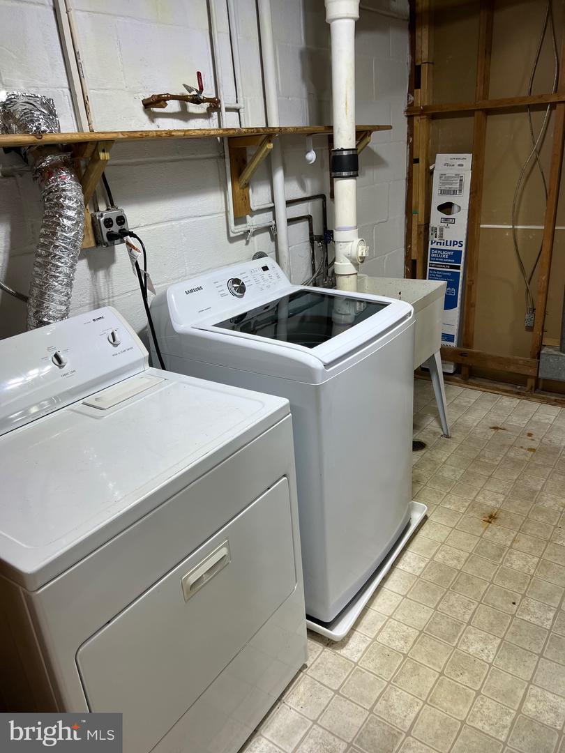 401 MOOREFIELD RD SW, VIENNA, Virginia 22180, 4 Bedrooms Bedrooms, ,3 BathroomsBathrooms,Residential,For sale,401 MOOREFIELD RD SW,VAFX2280812 MLS # VAFX2280812