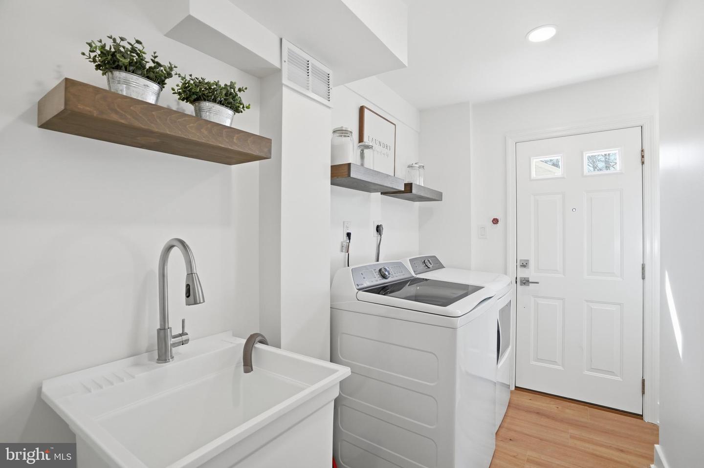 9077 BROOK FORD RD, BURKE, Virginia 22015, 5 Bedrooms Bedrooms, ,3 BathroomsBathrooms,Residential,For sale,9077 BROOK FORD RD,VAFX2281022 MLS # VAFX2281022