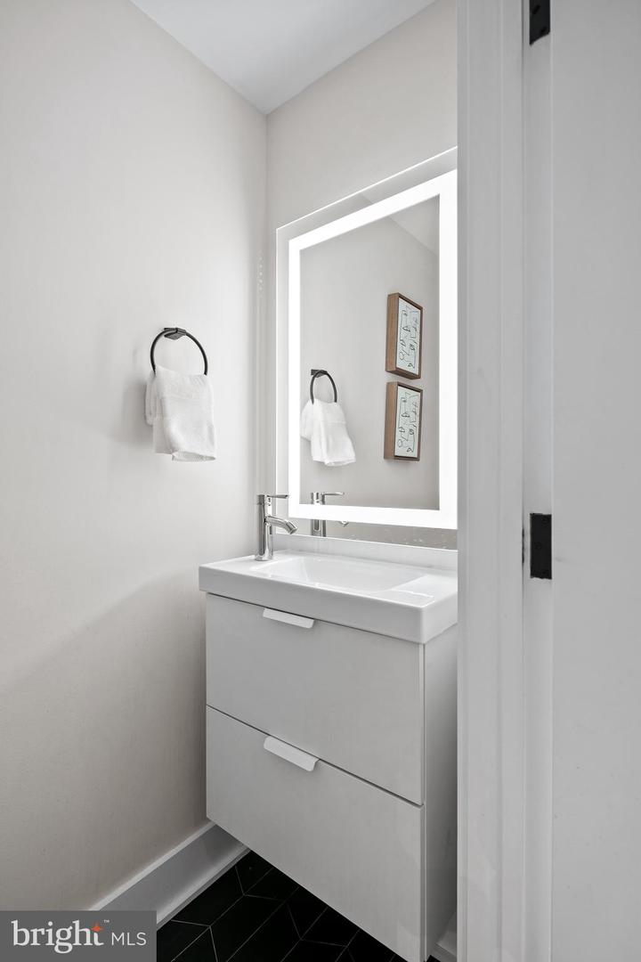 330 16TH ST SE #2, WASHINGTON, District Of Columbia 20003, 2 Bedrooms Bedrooms, ,2 BathroomsBathrooms,Residential,For sale,330 16TH ST SE #2,DCDC2241050 MLS # DCDC2241050