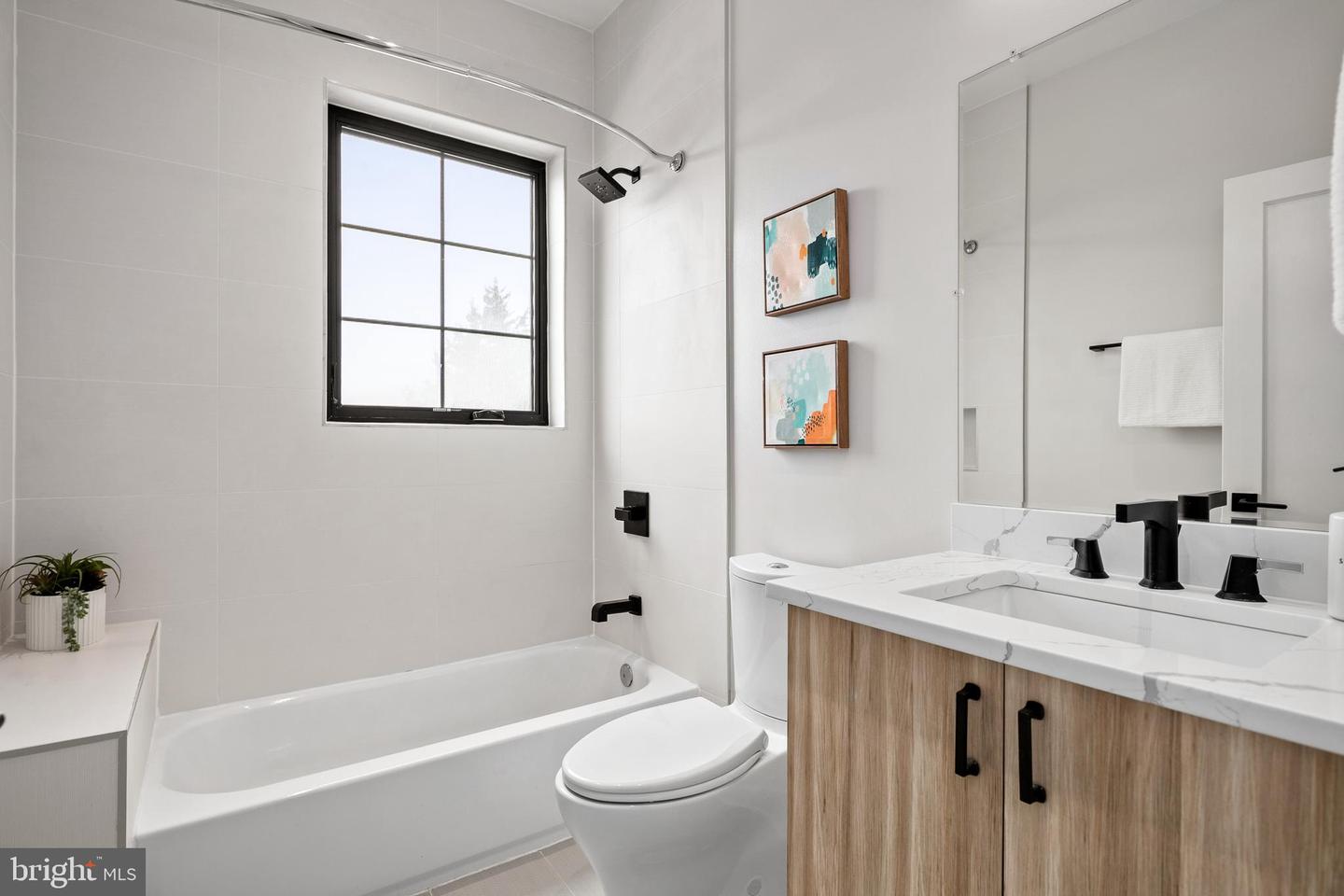 330 16TH ST SE #2, WASHINGTON, District Of Columbia 20003, 2 Bedrooms Bedrooms, ,2 BathroomsBathrooms,Residential,For sale,330 16TH ST SE #2,DCDC2241050 MLS # DCDC2241050