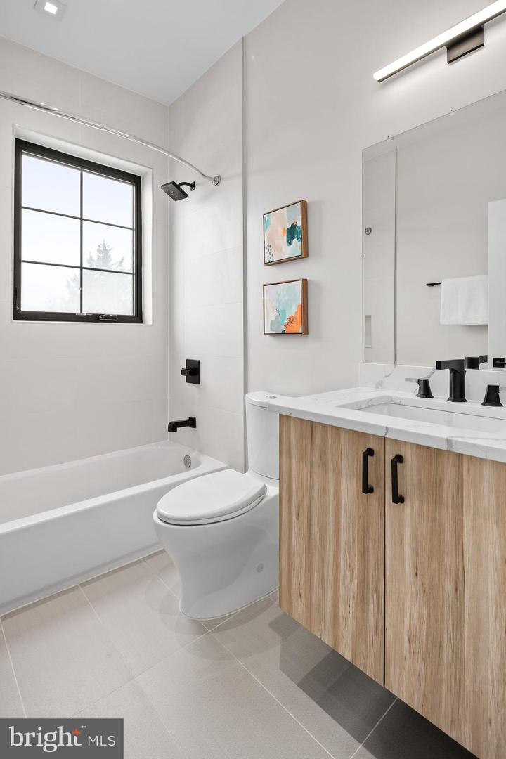 330 16TH ST SE #2, WASHINGTON, District Of Columbia 20003, 2 Bedrooms Bedrooms, ,2 BathroomsBathrooms,Residential,For sale,330 16TH ST SE #2,DCDC2241050 MLS # DCDC2241050