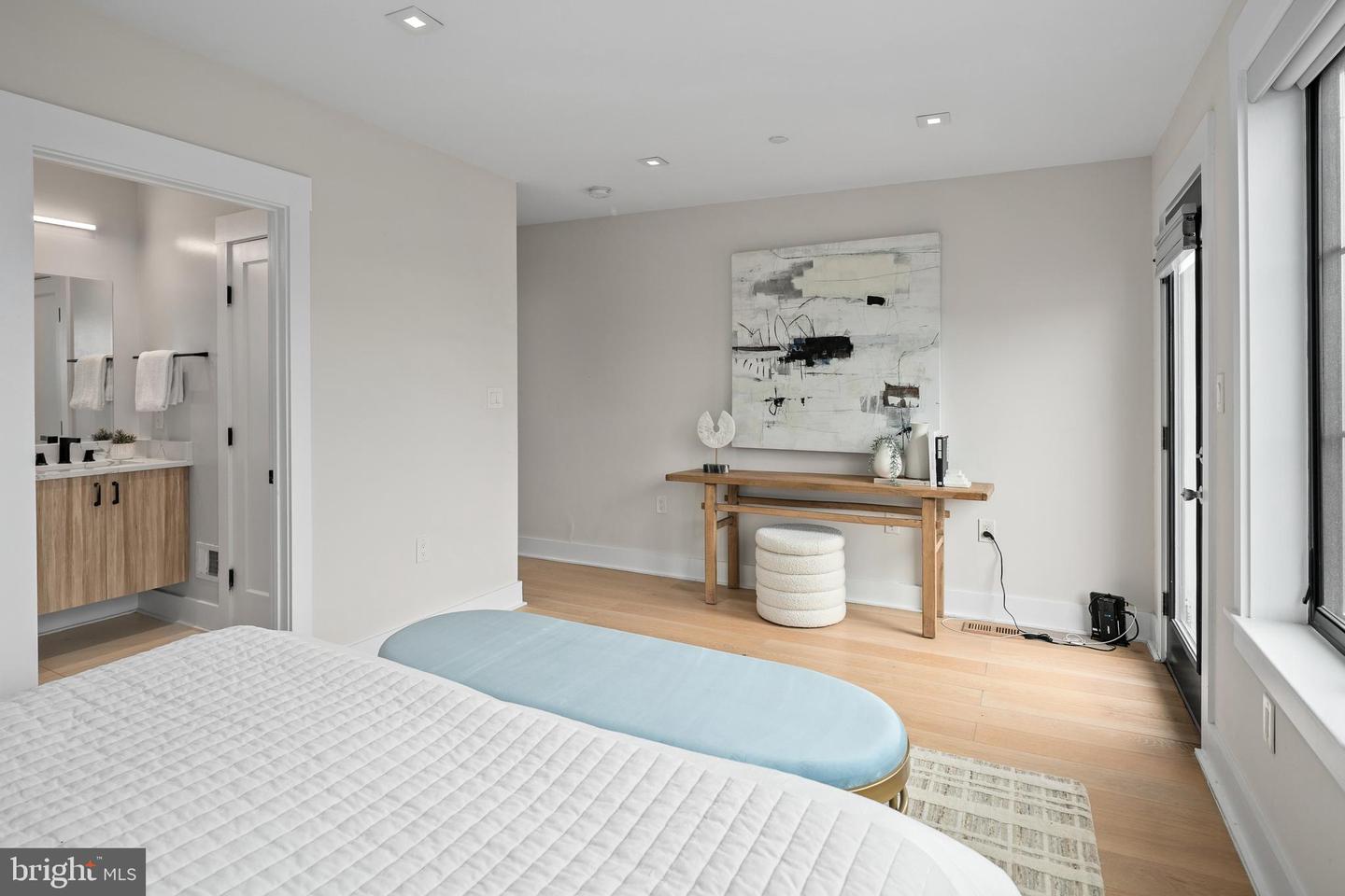 330 16TH ST SE #2, WASHINGTON, District Of Columbia 20003, 2 Bedrooms Bedrooms, ,2 BathroomsBathrooms,Residential,For sale,330 16TH ST SE #2,DCDC2241050 MLS # DCDC2241050