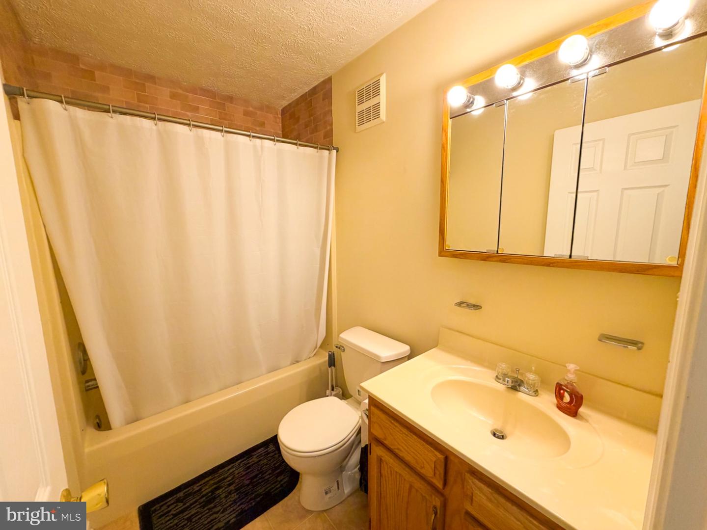 1292 OX RD #F-9, WOODSTOCK, Virginia 22664, 2 Bedrooms Bedrooms, 7 Rooms Rooms,2 BathroomsBathrooms,Residential,For sale,1292 OX RD #F-9,VASH2013452 MLS # VASH2013452