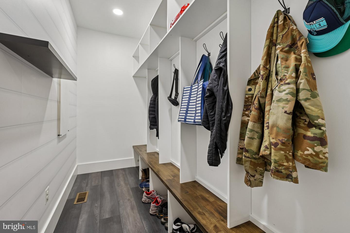 8514 OAK CHASE CIR, FAIRFAX STATION, Virginia 22039, 6 Bedrooms Bedrooms, ,4 BathroomsBathrooms,Residential,For sale,8514 OAK CHASE CIR,VAFX2287482 MLS # VAFX2287482