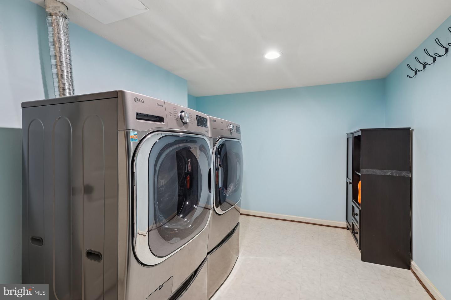 8514 OAK CHASE CIR, FAIRFAX STATION, Virginia 22039, 6 Bedrooms Bedrooms, ,4 BathroomsBathrooms,Residential,For sale,8514 OAK CHASE CIR,VAFX2287482 MLS # VAFX2287482