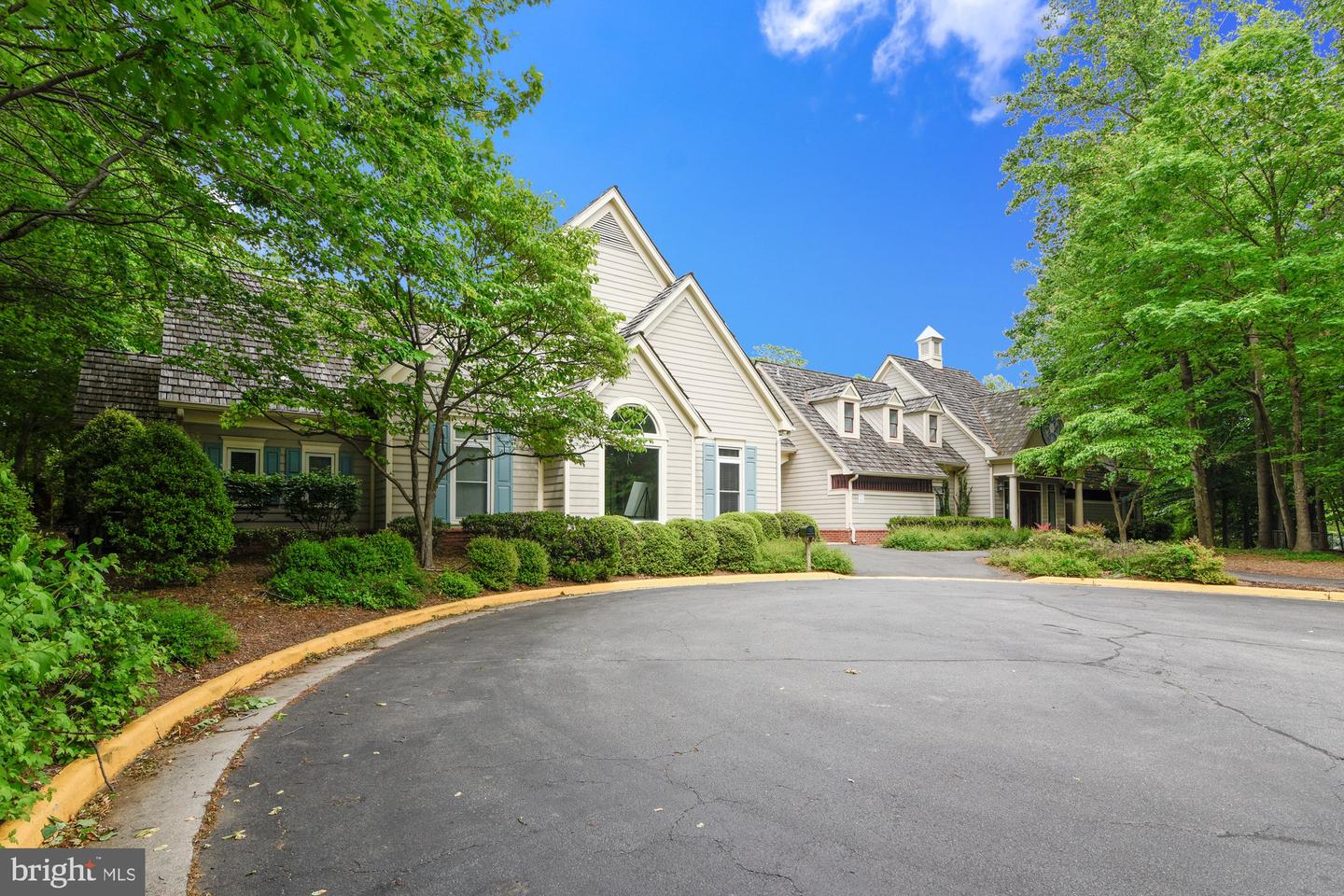 8514 OAK CHASE CIR, FAIRFAX STATION, Virginia 22039, 6 Bedrooms Bedrooms, ,4 BathroomsBathrooms,Residential,For sale,8514 OAK CHASE CIR,VAFX2287482 MLS # VAFX2287482