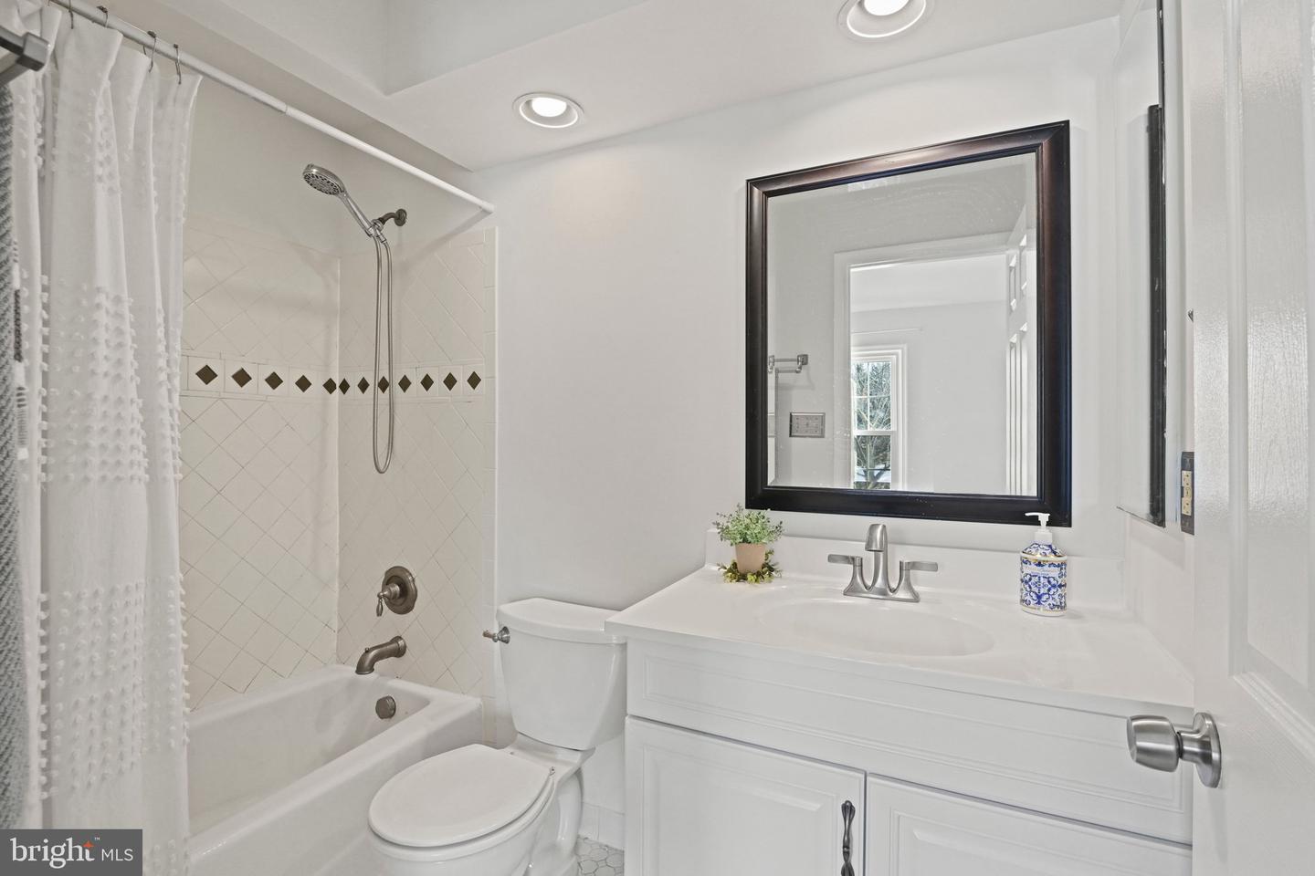 44025 ABERDEEN TER, ASHBURN, Virginia 20147, 3 Bedrooms Bedrooms, ,2 BathroomsBathrooms,Residential,For sale,44025 ABERDEEN TER,VALO2114636 MLS # VALO2114636