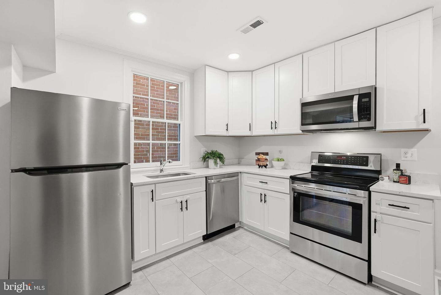 602 N ALFRED ST, ALEXANDRIA, Virginia 22314, 2 Bedrooms Bedrooms, ,2 BathroomsBathrooms,Residential,For sale,602 N ALFRED ST,VAAX2053760 MLS # VAAX2053760