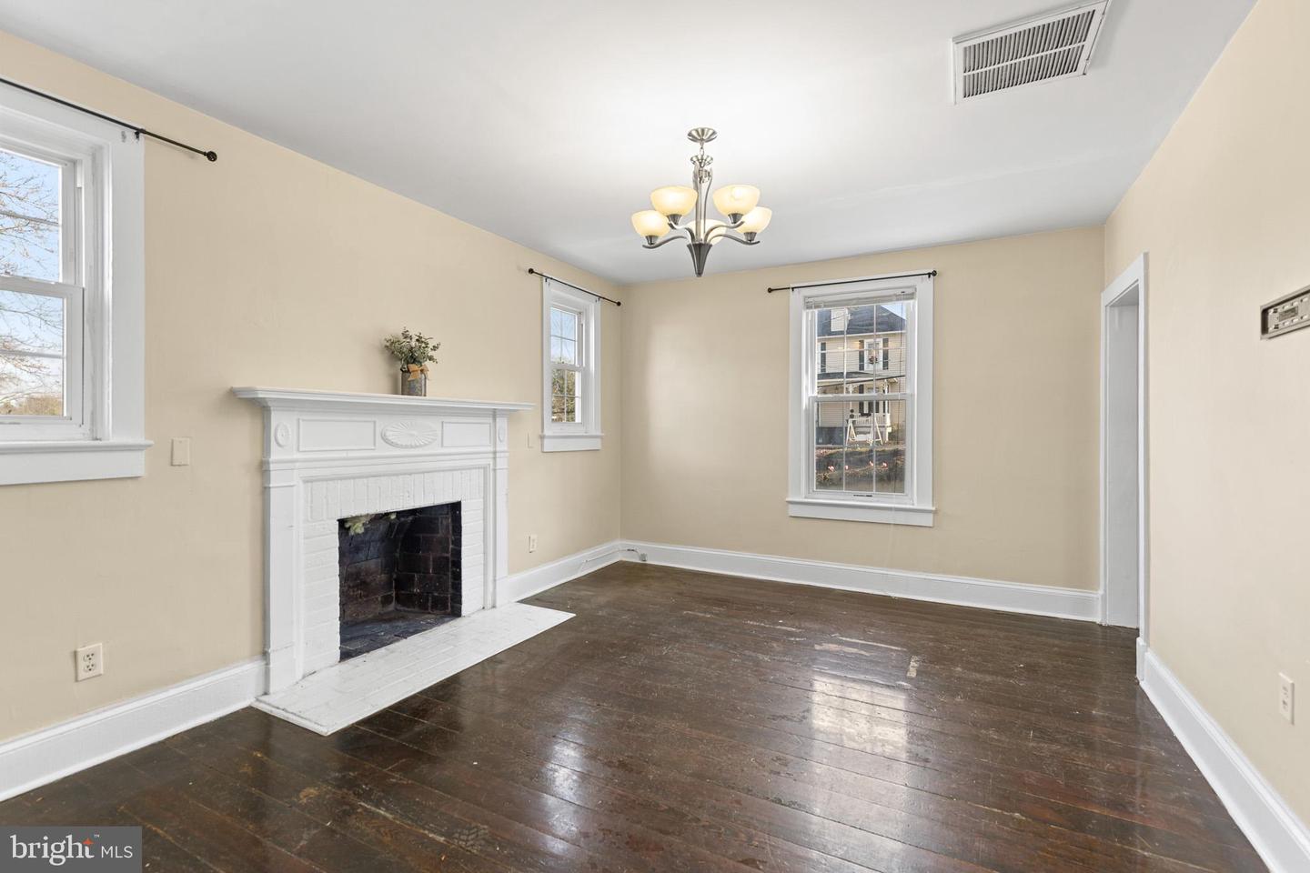 530 S MAIN ST, WOODSTOCK, Virginia 22664, 3 Bedrooms Bedrooms, 8 Rooms Rooms,1 BathroomBathrooms,Residential,For sale,530 S MAIN ST,VASH2013526 MLS # VASH2013526