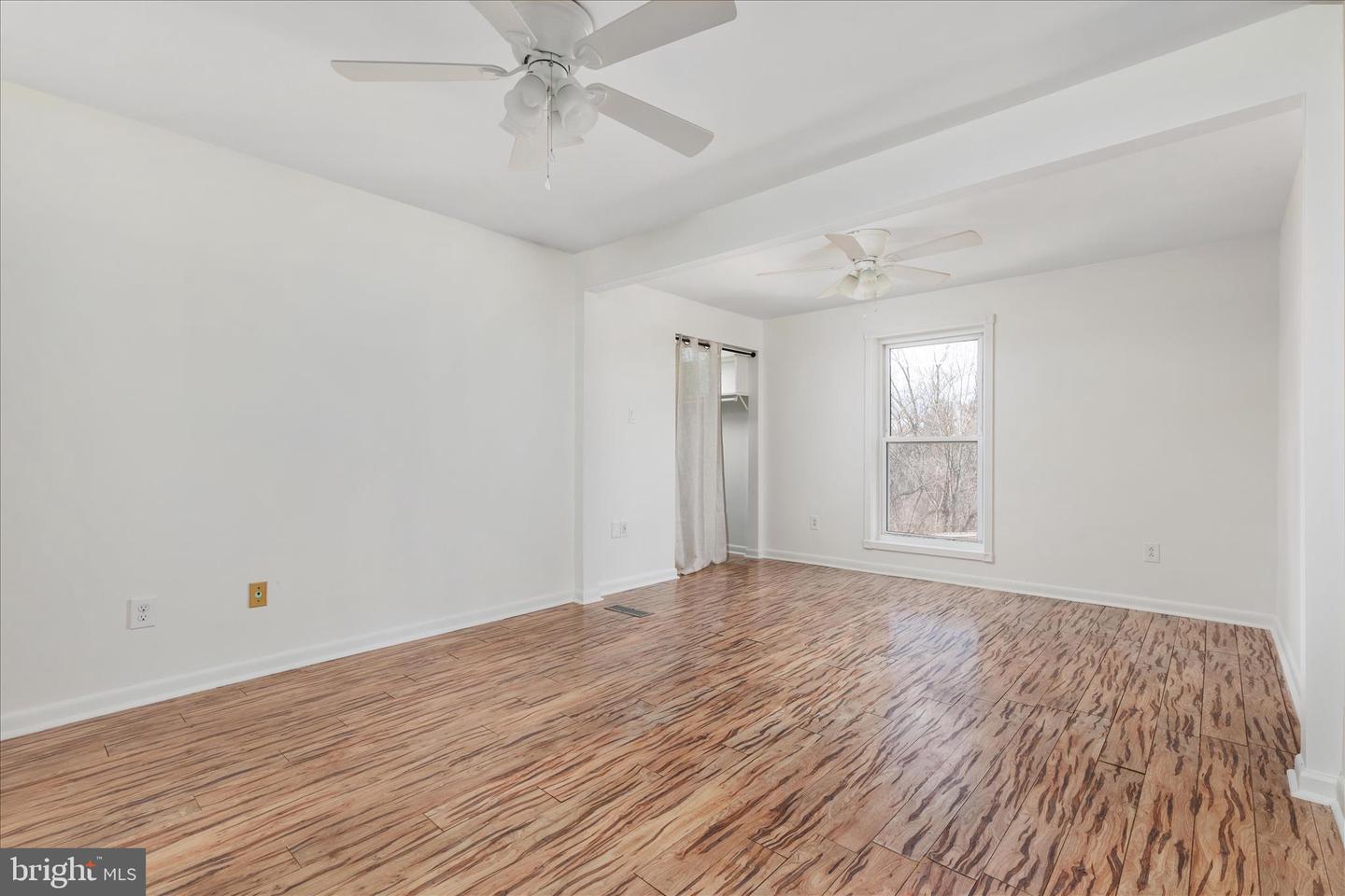 4104 HAMLIN AVE, CHANTILLY, Virginia 20151, 3 Bedrooms Bedrooms, ,2 BathroomsBathrooms,Residential,For sale,4104 HAMLIN AVE,VAFX2290026 MLS # VAFX2290026