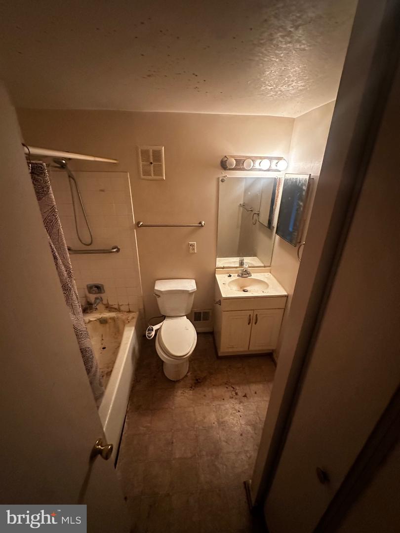 12637 ETRUSCAN DR, HERNDON, Virginia 20171, 3 Bedrooms Bedrooms, ,3 BathroomsBathrooms,Residential,For sale,12637 ETRUSCAN DR,VAFX2290464 MLS # VAFX2290464