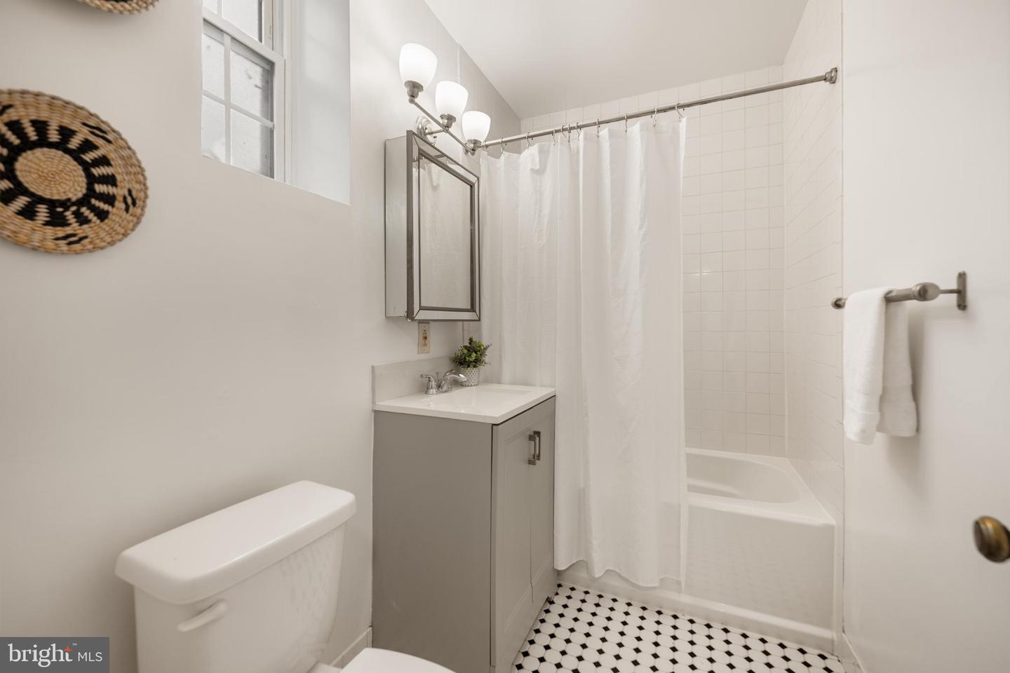 1913 N RHODES ST N #15, ARLINGTON, Virginia 22201, 1 Bedroom Bedrooms, ,1 BathroomBathrooms,Residential,For sale,1913 N RHODES ST N #15,VAAR2068890 MLS # VAAR2068890