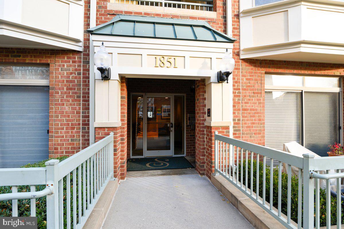 1851 STRATFORD PARK PL #109, RESTON, Virginia 20190, 2 Bedrooms Bedrooms, 4 Rooms Rooms,2 BathroomsBathrooms,Residential,For sale,1851 STRATFORD PARK PL #109,VAFX2291078 MLS # VAFX2291078