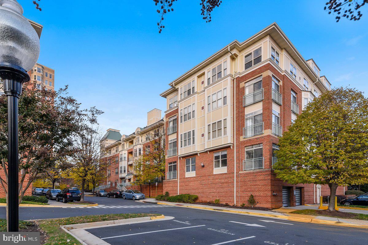 1851 STRATFORD PARK PL #109, RESTON, Virginia 20190, 2 Bedrooms Bedrooms, 4 Rooms Rooms,2 BathroomsBathrooms,Residential,For sale,1851 STRATFORD PARK PL #109,VAFX2291078 MLS # VAFX2291078