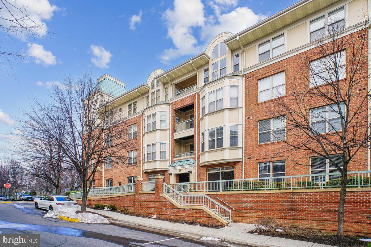 1851 STRATFORD PARK PL #109, RESTON, Virginia 20190, 2 Bedrooms Bedrooms, 4 Rooms Rooms,2 BathroomsBathrooms,Residential,For sale,1851 STRATFORD PARK PL #109,VAFX2291078 MLS # VAFX2291078