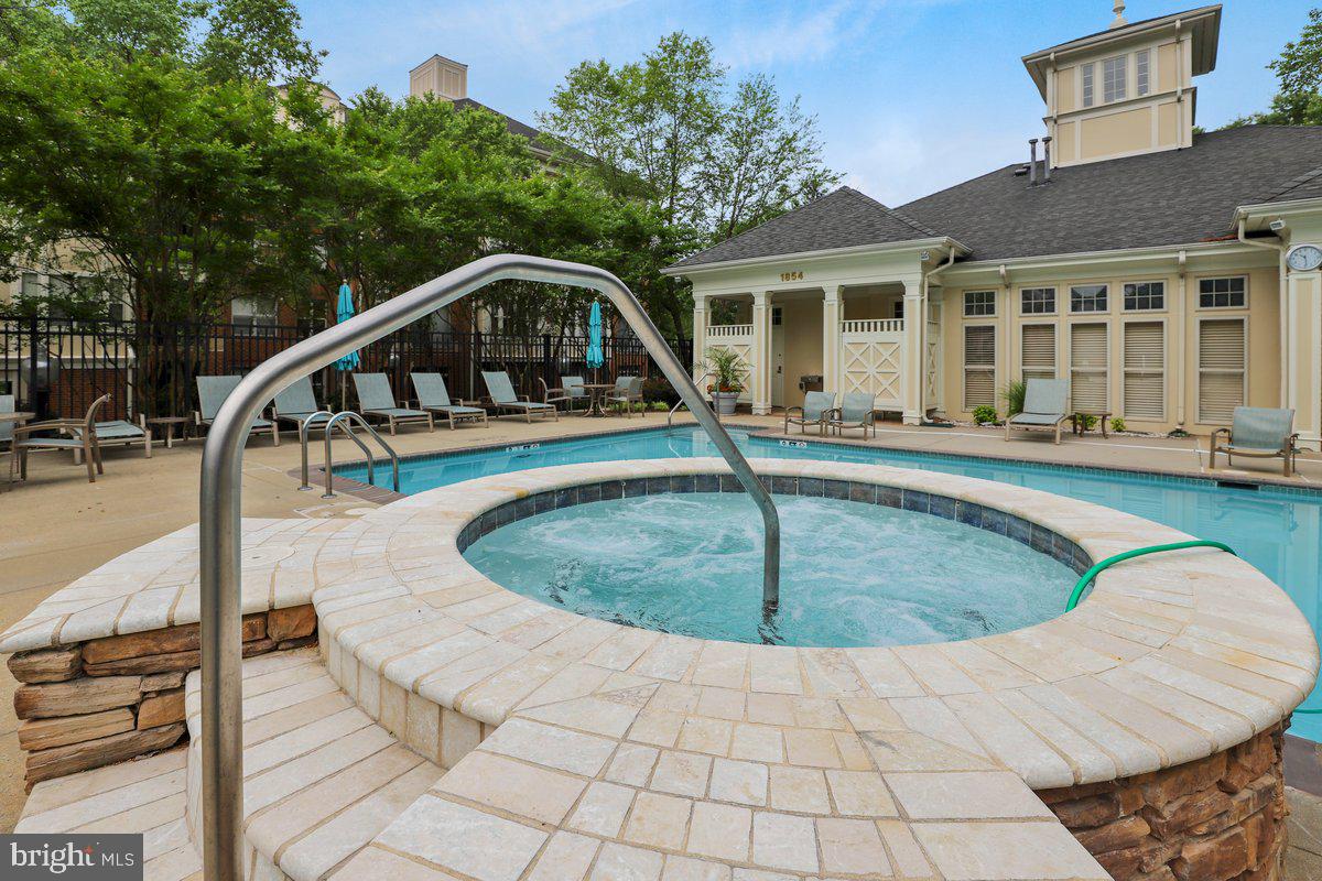 1851 STRATFORD PARK PL #109, RESTON, Virginia 20190, 2 Bedrooms Bedrooms, 4 Rooms Rooms,2 BathroomsBathrooms,Residential,For sale,1851 STRATFORD PARK PL #109,VAFX2291078 MLS # VAFX2291078