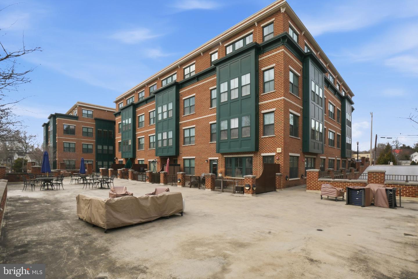 2101 N MONROE ST #201, ARLINGTON, Virginia 22207, 2 Bedrooms Bedrooms, ,2 BathroomsBathrooms,Residential,For sale,2101 N MONROE ST #201,VAAR2068922 MLS # VAAR2068922