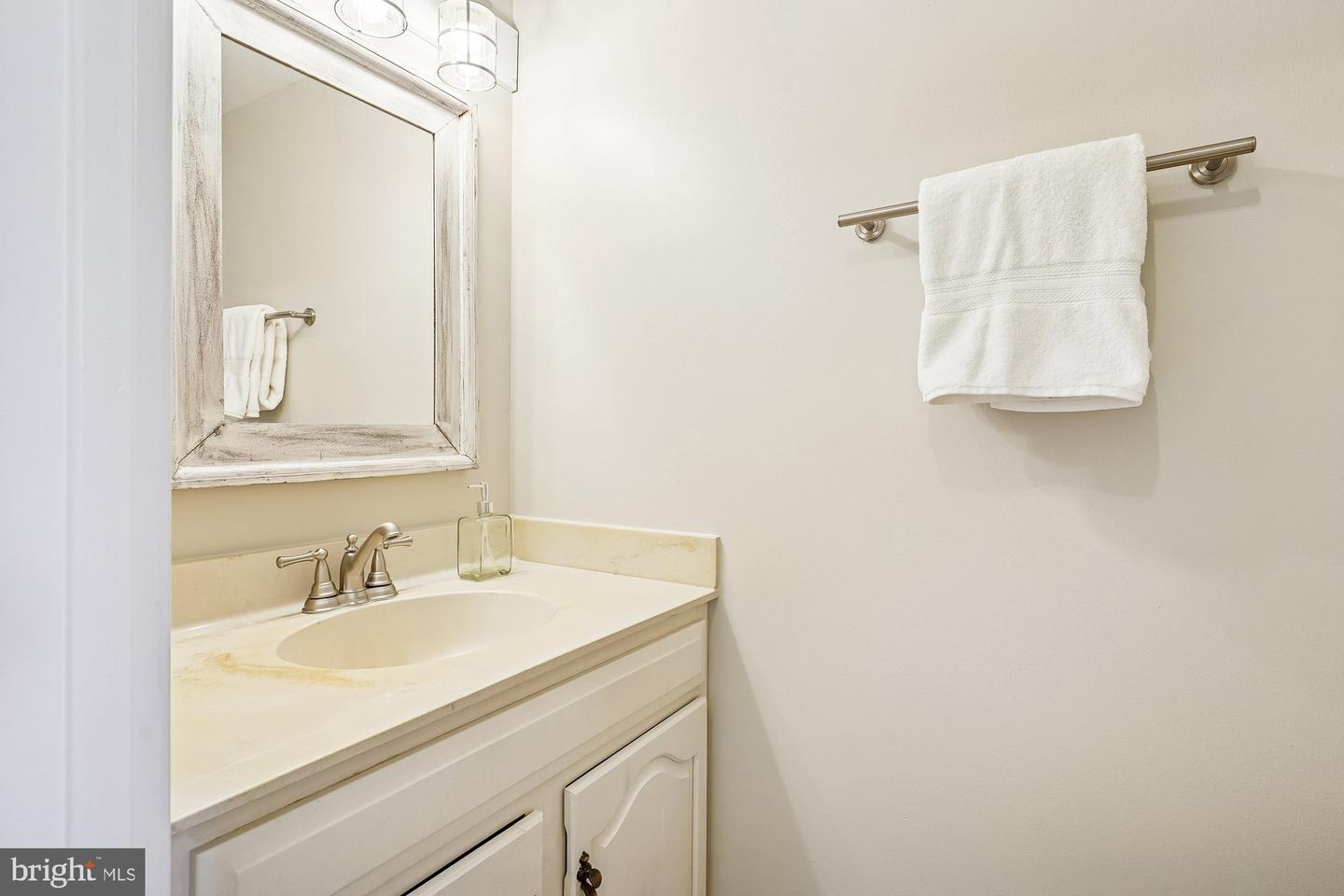 8826 SURVEYORS PL, SPRINGFIELD, Virginia 22152, 3 Bedrooms Bedrooms, ,2 BathroomsBathrooms,Residential,For sale,8826 SURVEYORS PL,VAFX2291214 MLS # VAFX2291214