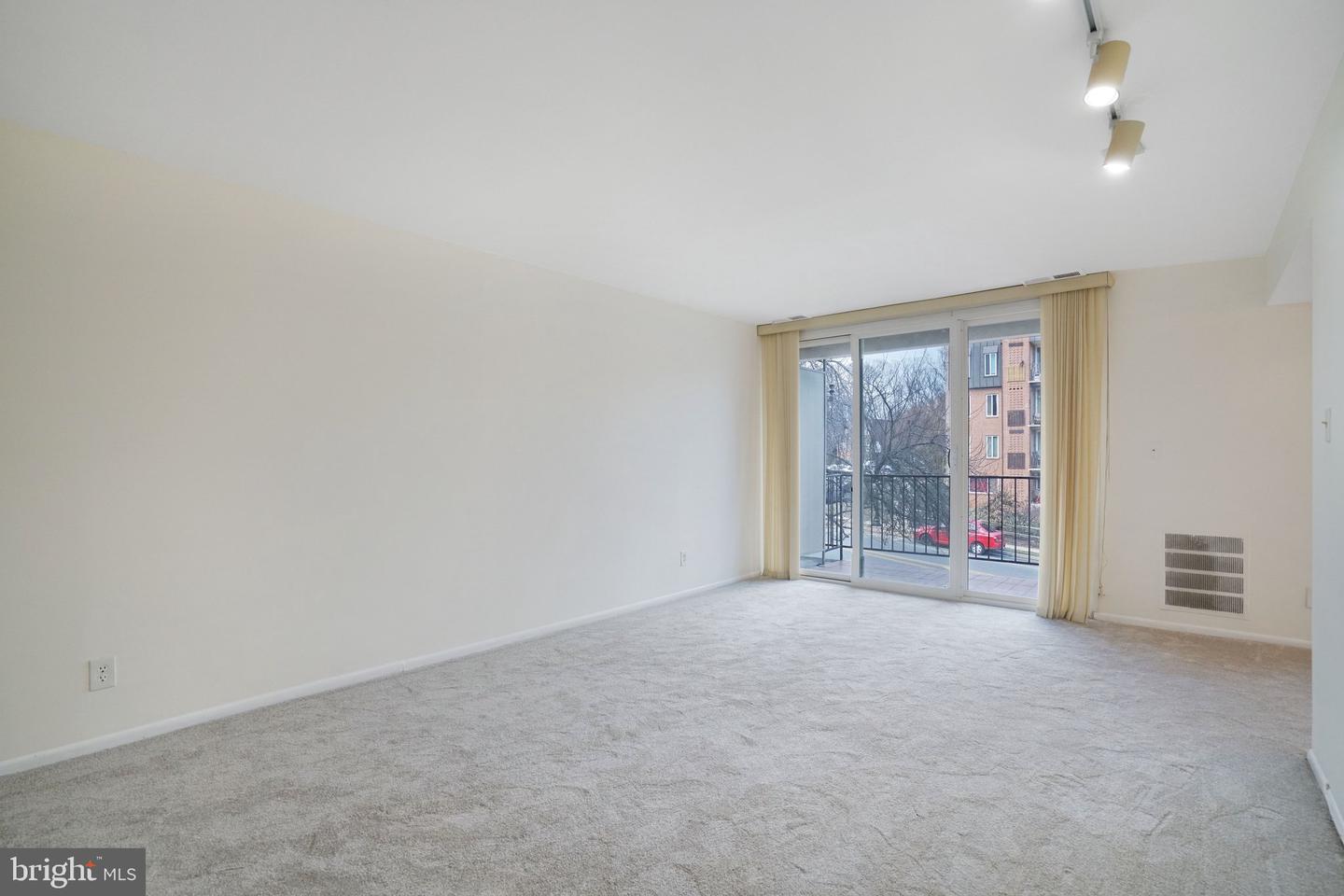 5020 7TH RD S #102, ARLINGTON, Virginia 22204, 2 Bedrooms Bedrooms, ,1 BathroomBathrooms,Residential,For sale,5020 7TH RD S #102,VAAR2069002 MLS # VAAR2069002