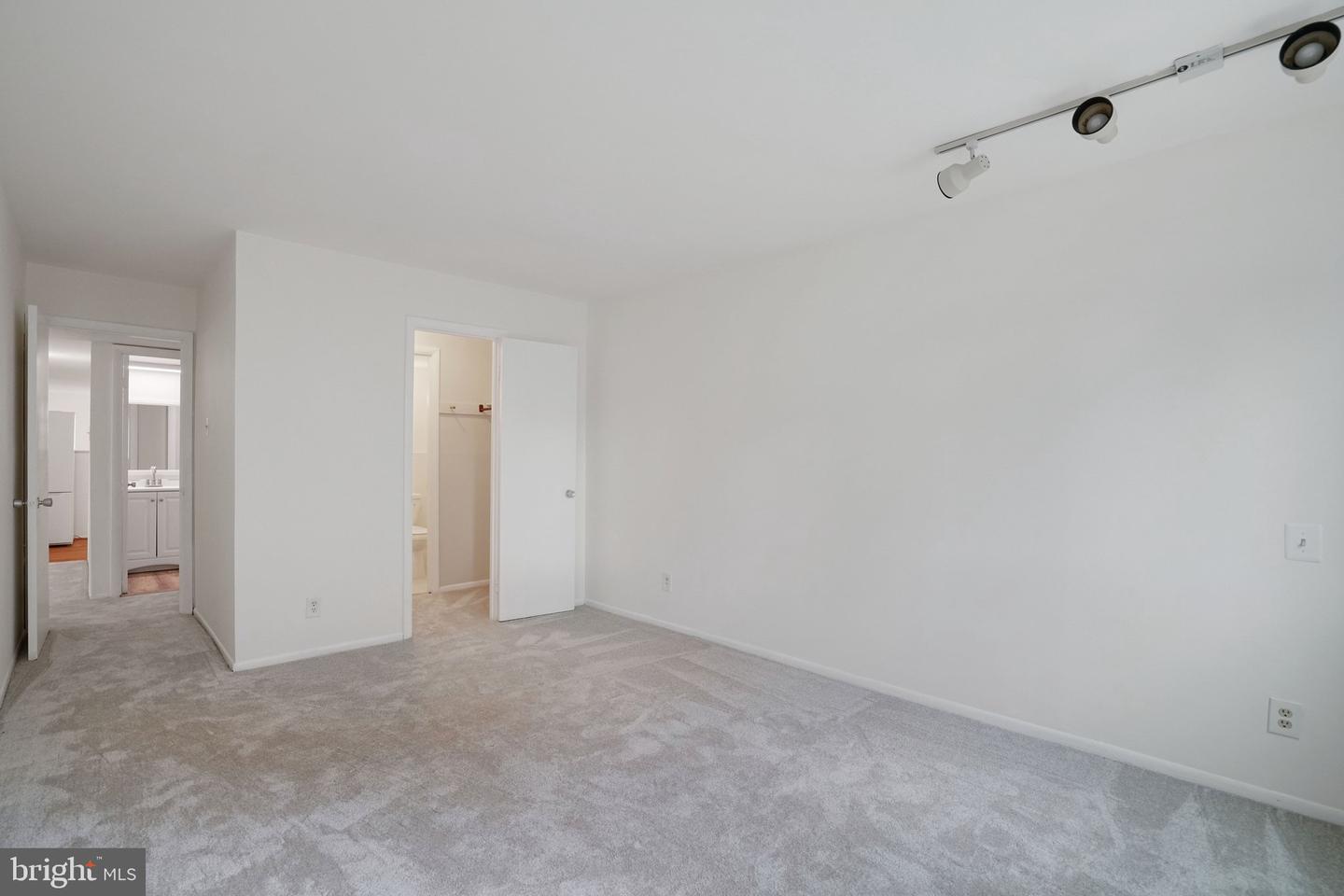 5020 7TH RD S #102, ARLINGTON, Virginia 22204, 2 Bedrooms Bedrooms, ,1 BathroomBathrooms,Residential,For sale,5020 7TH RD S #102,VAAR2069002 MLS # VAAR2069002