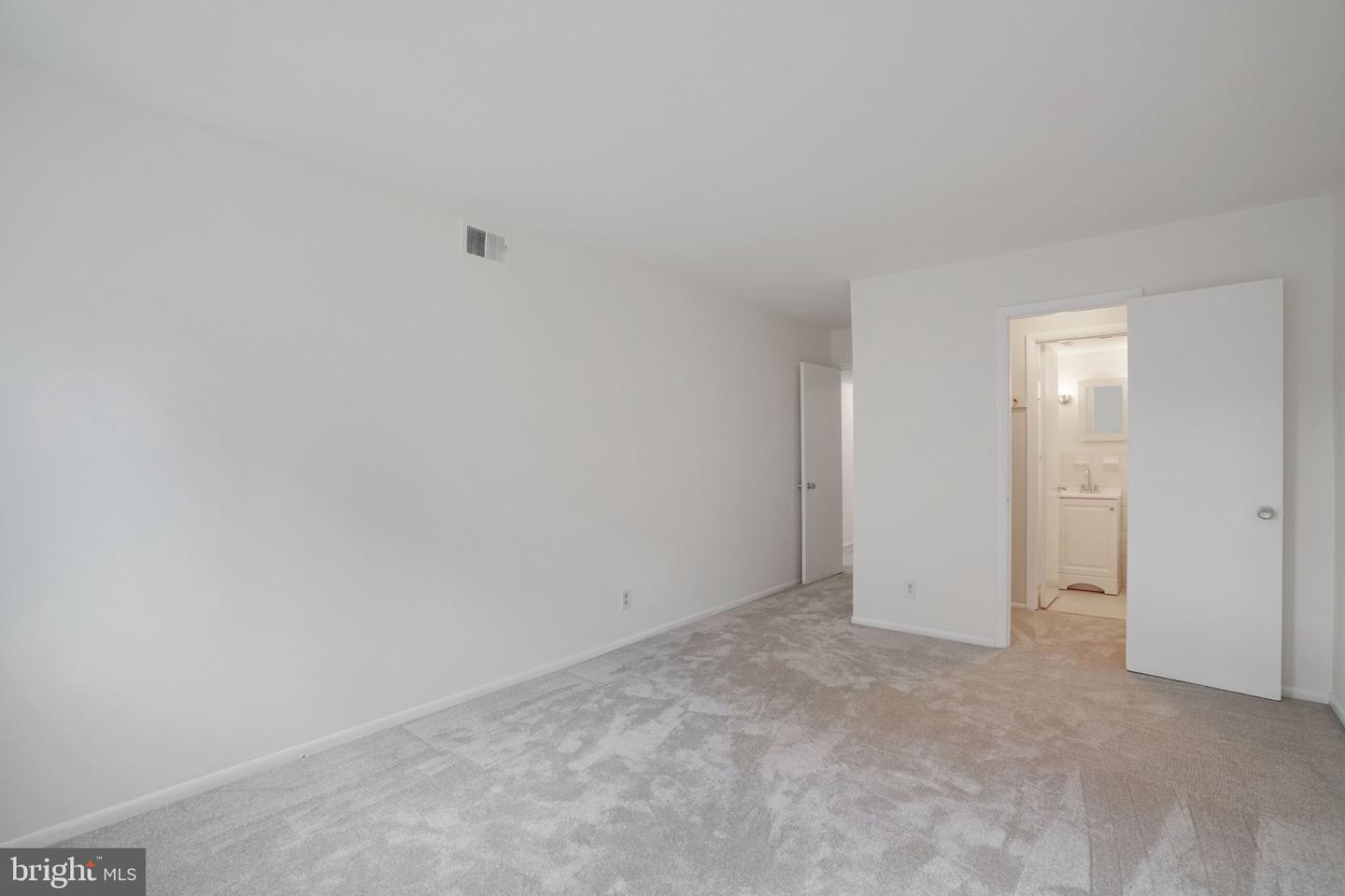 5020 7TH RD S #102, ARLINGTON, Virginia 22204, 2 Bedrooms Bedrooms, ,1 BathroomBathrooms,Residential,For sale,5020 7TH RD S #102,VAAR2069002 MLS # VAAR2069002