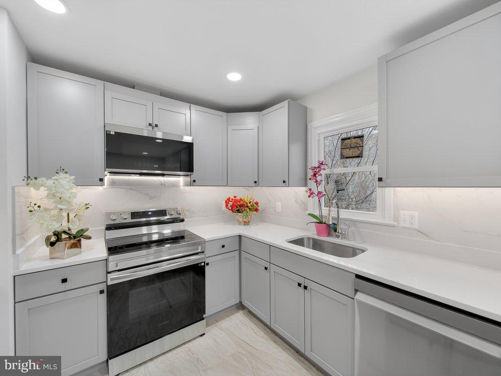 10278 COLONY PARK DR, FAIRFAX, Virginia 22032, 3 Bedrooms Bedrooms, ,3 BathroomsBathrooms,Residential,For sale,10278 COLONY PARK DR,VAFX2291472 MLS # VAFX2291472