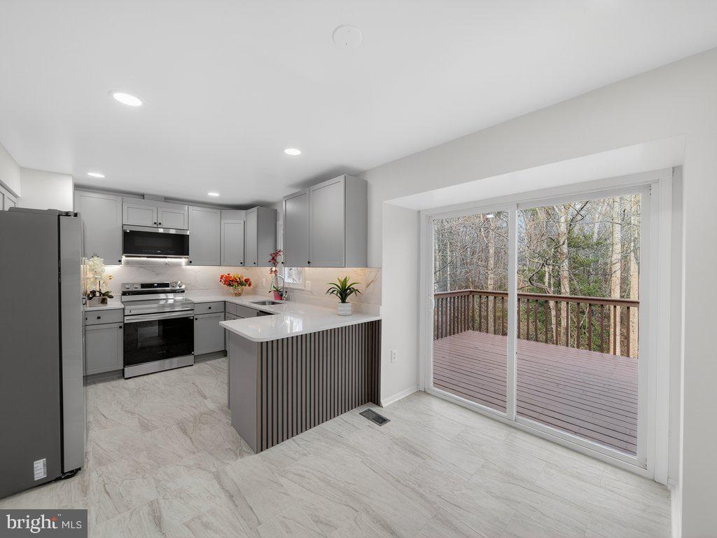 10278 COLONY PARK DR, FAIRFAX, Virginia 22032, 3 Bedrooms Bedrooms, ,3 BathroomsBathrooms,Residential,For sale,10278 COLONY PARK DR,VAFX2291472 MLS # VAFX2291472