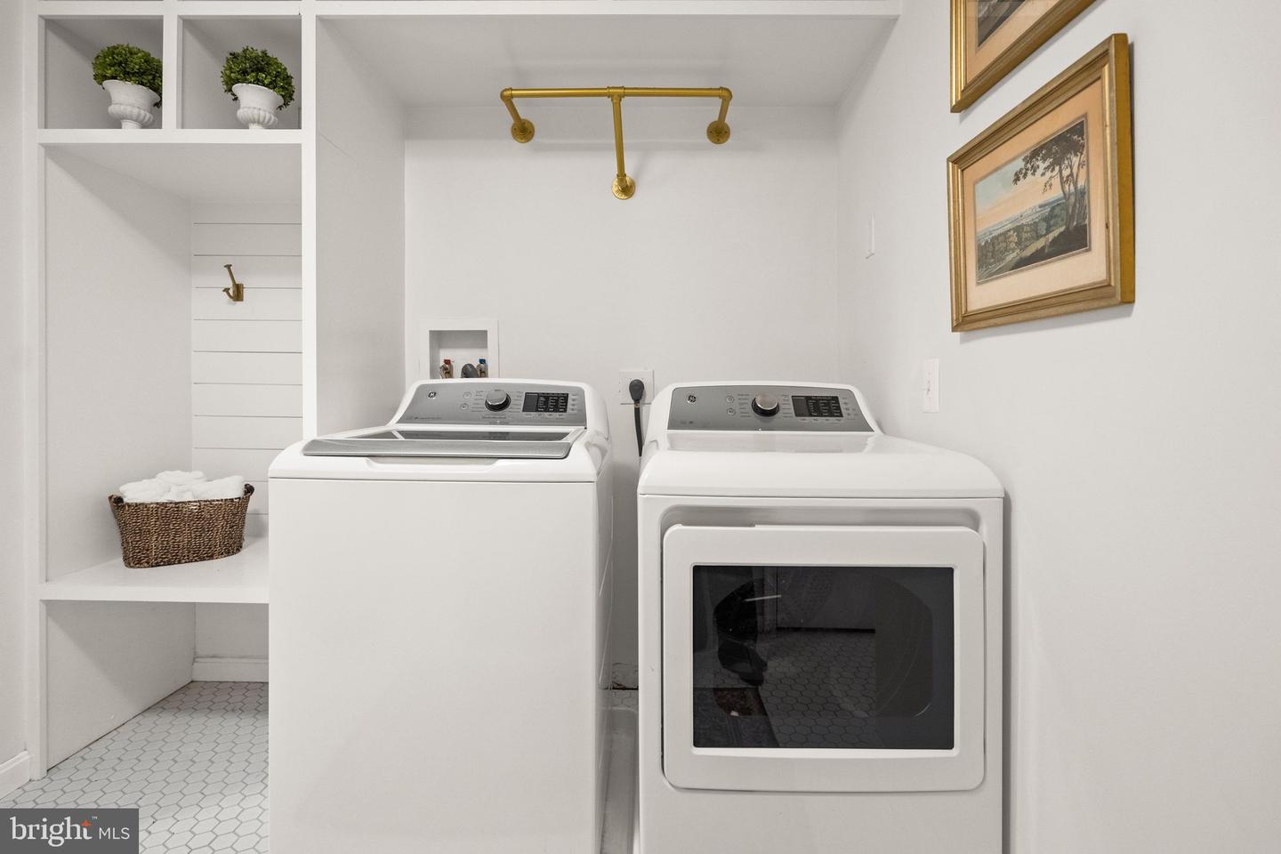 5755 HUNTON WOOD DR, BROAD RUN, Virginia 20137, 4 Bedrooms Bedrooms, ,3 BathroomsBathrooms,Residential,For sale,5755 HUNTON WOOD DR,VAFQ2020600 MLS # VAFQ2020600