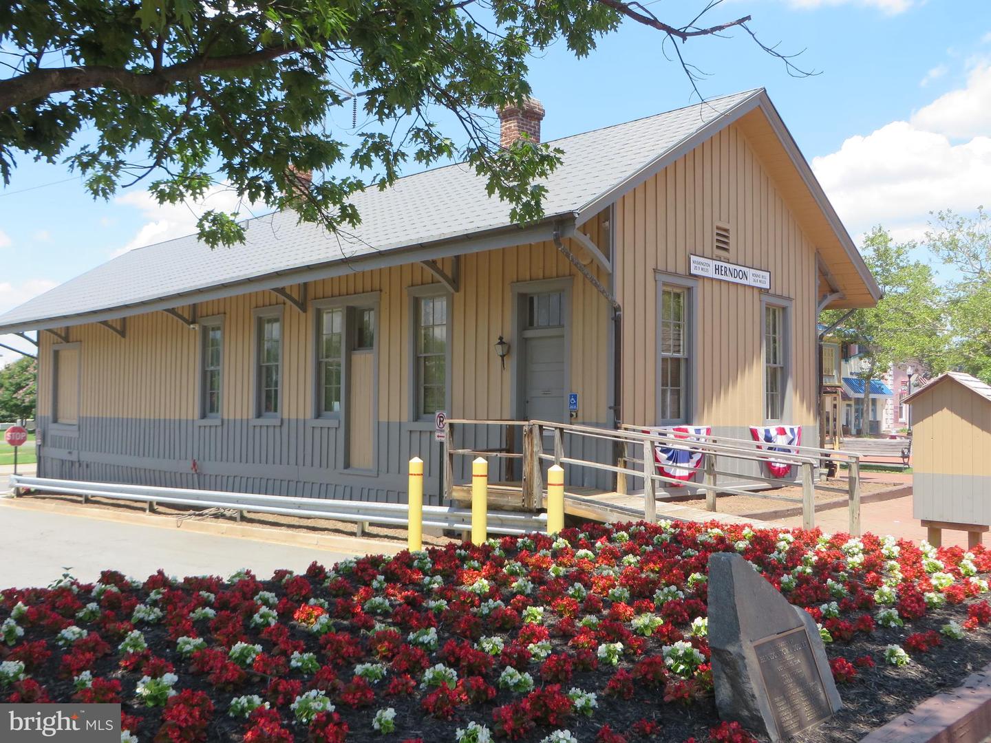 711 CAMPBELL WAY, HERNDON, Virginia 20170, 4 Bedrooms Bedrooms, 10 Rooms Rooms,3 BathroomsBathrooms,Residential,For sale,711 CAMPBELL WAY,VAFX2291668 MLS # VAFX2291668