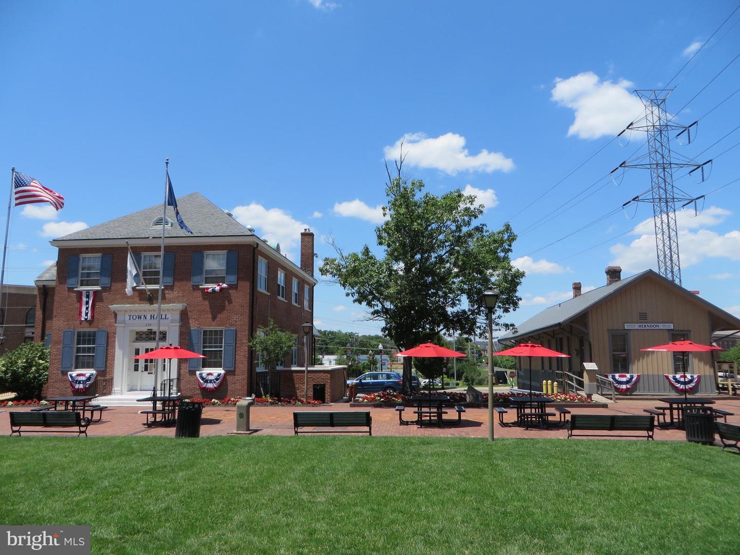 711 CAMPBELL WAY, HERNDON, Virginia 20170, 4 Bedrooms Bedrooms, 10 Rooms Rooms,3 BathroomsBathrooms,Residential,For sale,711 CAMPBELL WAY,VAFX2291668 MLS # VAFX2291668