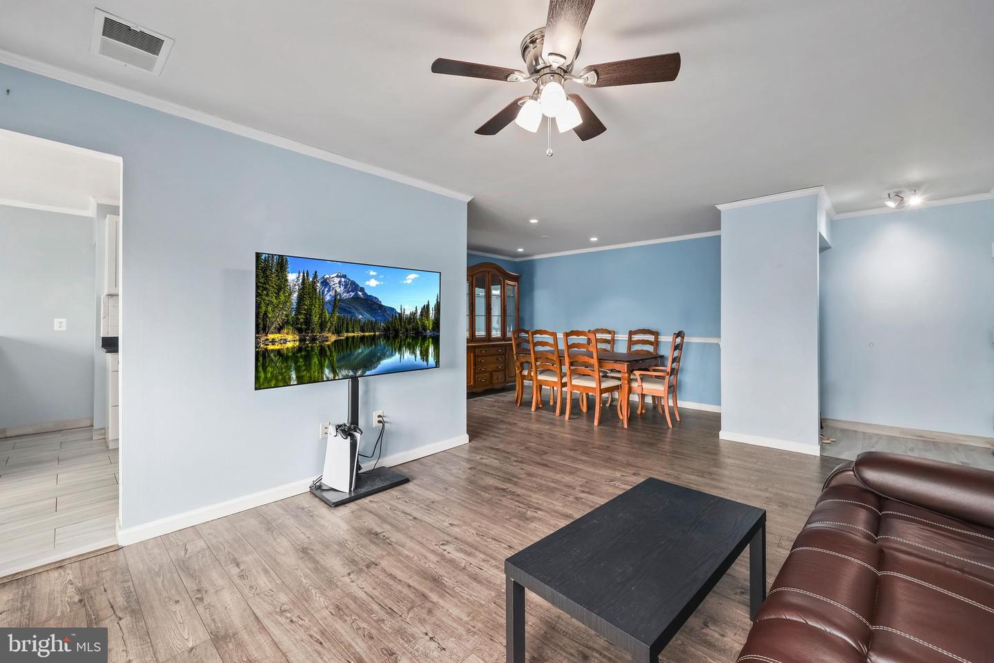 549 FLORIDA AVE #201, HERNDON, Virginia 20170, 2 Bedrooms Bedrooms, ,2 BathroomsBathrooms,Residential,For sale,549 FLORIDA AVE #201,VAFX2292374 MLS # VAFX2292374