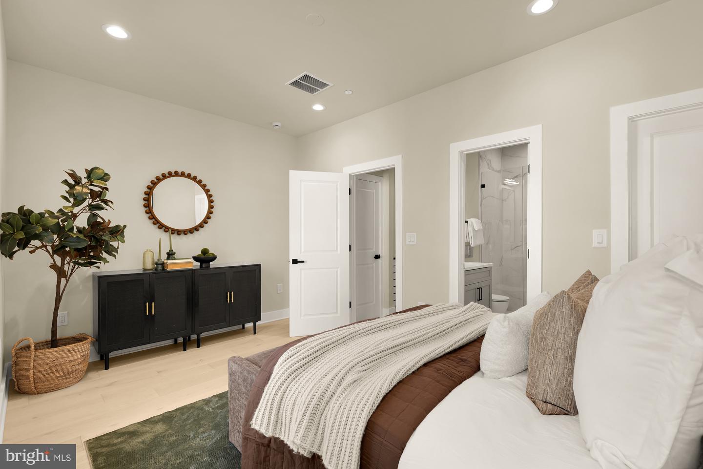 422 WARNER ST NW #2, WASHINGTON, District Of Columbia 20001, 3 Bedrooms Bedrooms, ,3 BathroomsBathrooms,Residential,For sale,422 WARNER ST NW #2,DCDC2247580 MLS # DCDC2247580