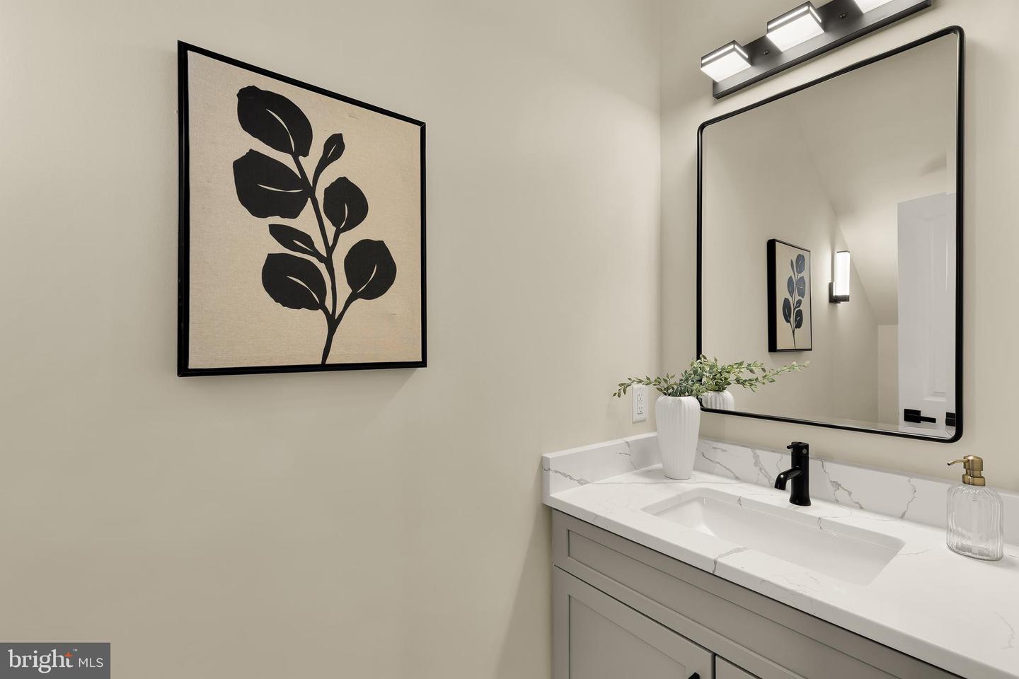 422 WARNER ST NW #2, WASHINGTON, District Of Columbia 20001, 3 Bedrooms Bedrooms, ,3 BathroomsBathrooms,Residential,For sale,422 WARNER ST NW #2,DCDC2247580 MLS # DCDC2247580