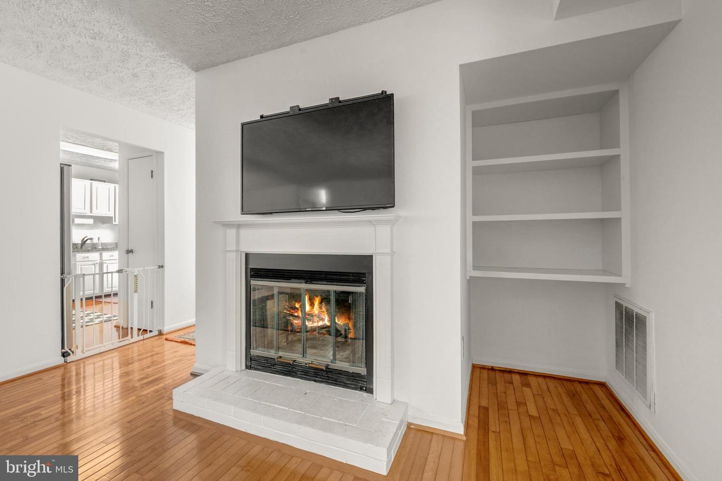 10147 OAKTON TERRACE RD, OAKTON, Virginia 22124, 2 Bedrooms Bedrooms, ,2 BathroomsBathrooms,Residential,For sale,10147 OAKTON TERRACE RD,VAFX2292596 MLS # VAFX2292596