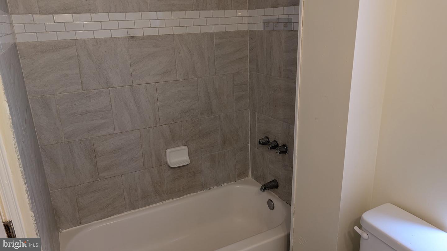 635 14TH PL NE, WASHINGTON, District Of Columbia 20002, 3 Bedrooms Bedrooms, ,1 BathroomBathrooms,Residential,For sale,635 14TH PL NE,DCDC2247804 MLS # DCDC2247804