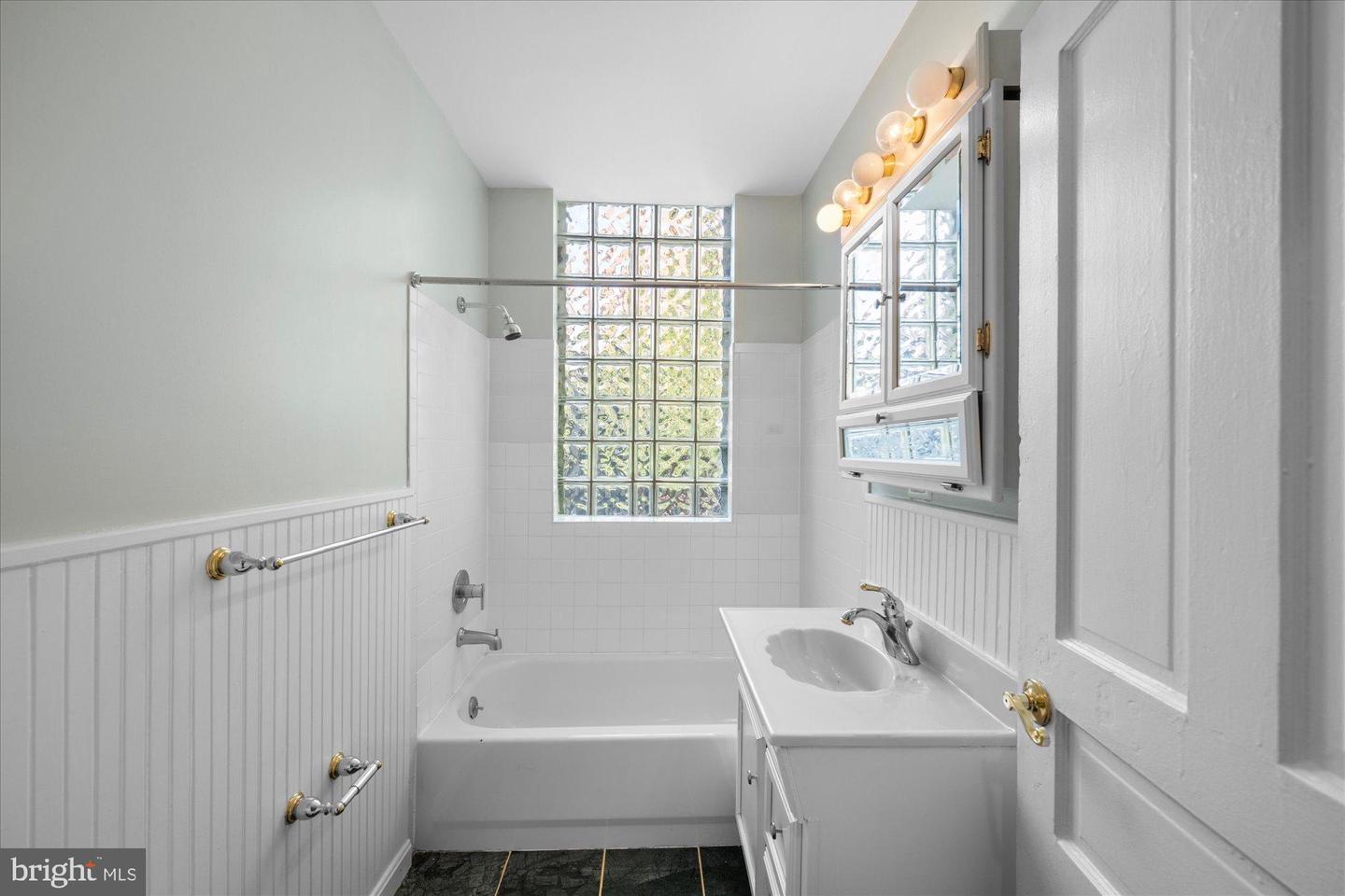 221 M ST NW, WASHINGTON, District Of Columbia 20001, 5 Bedrooms Bedrooms, 9 Rooms Rooms,3 BathroomsBathrooms,Residential,For sale,221 M ST NW,DCDC2247808 MLS # DCDC2247808