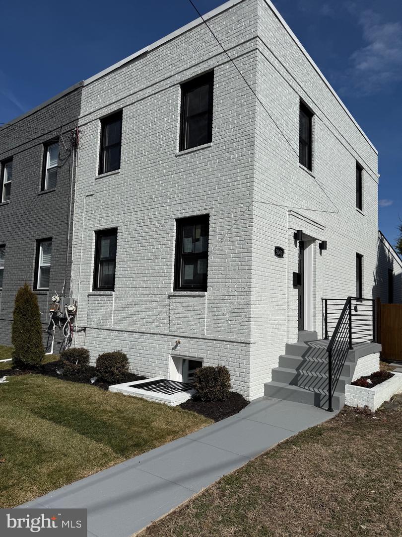 5049 8TH ST NE, WASHINGTON, District Of Columbia 20017, 3 Bedrooms Bedrooms, ,3 BathroomsBathrooms,Residential,For sale,5049 8TH ST NE,DCDC2247832 MLS # DCDC2247832